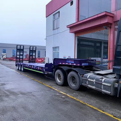 低平板半挂车技术革新 双节液压爬梯与软件赋能下的高强度运输